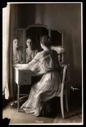 Porträt von Jobyna Howland an ihrem Schminktisch, 1908-9