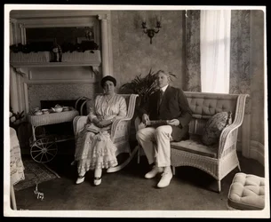 Porträt von Herrn und Frau Howard, sitzend in ihrem Wohnzimmer in der 5th Avenue 200, New York, 1916-6 (Silbergelatineabzug)