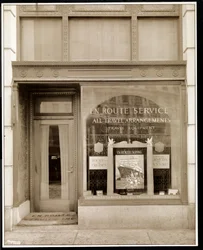 Schaufenster von En Route Service, Inc., im Savoy Plaza Hotel, 59th Street und 5th Avenue, New York, 1928 (Silbergelatineabzug)