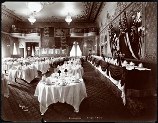 Gedeckte Tische im Bankettsaal des Hotel Delmonico