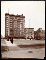 Das Hotel Savoy an der 59th Street und 5th Avenue, Blick vom Eingang zum Central Park, New York, 1898