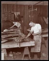 Zwei Männer arbeiten in der Harrington Piano Co. Fabrik