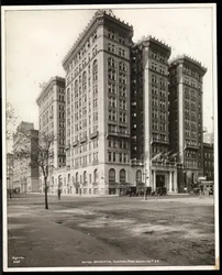 Blick auf das Hotel Majestic an der 72nd Street von der anderen Seite des Central Park West, New York, 1920