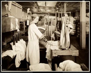 Frauen markieren Wäschesäcke in der Carolyn Laundry, East Harlem, New York, 1928