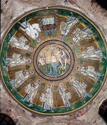 Die Taufe Christi im Jordan (personifiziert durch die Figur links) und die zwölf Apostel. Mosaik der Kuppel des Arianischen Baptisteriums (Battistero degli Ariani). 5. oder 6. Jahrhundert. Ravenna, Italien