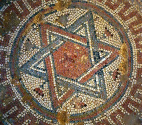 Detail eines Mosaikbodens mit der Darstellung des Davidsterns aus einer byzantinischen Kirche in Shiloh im Westjordanland, 4. Jahrhundert n. Chr.