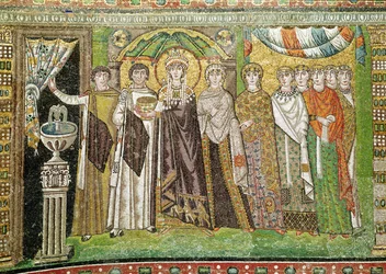 Kaiserin Theodora mit ihrem Hofstaat aus zwei Ministern und sieben Frauen, ca. 547 n. Chr. (Mosaik)