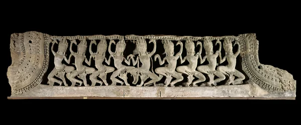 Kunst der Khmer (Ferner Osten). Unteres Giebelfeldregister: neun tanzende Apsaras. Flachrelief aus Sandstein, spätes 12. - frühes 13. Jahrhundert. Bayon-Stil. Aus Kambodscha, Bayon-Tempel. Paris, Musée Guimet - Nationalmuseum für asiatische Kunst.