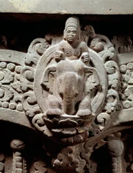 Khmer-Kunst: „Der Gott Indra in der Mitte auf Airavata und die Maruts, die Götter des Sturms und des Windes“. Steinsturz im Stil von Sambor Prei Kuk (600-650). Aus Kambodscha. Paris, Musée Guimet, Nationalmuseum für asiatische Kunst