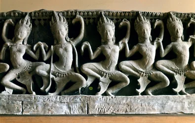 Die Apsaras, sehr junge und schöne Wesen, die im Hof von Indra tanzten. Hinduistische Mythologie. Khmer-Kunst, Bayon-Tempel