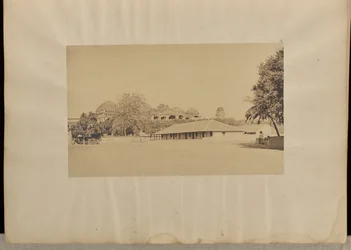 Madura. Trimul Naiks Palast, mit Mr. Fischers Schulhaus im Vordergrund