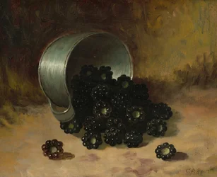 Brombeeren, die aus einer Zinnschale fallen