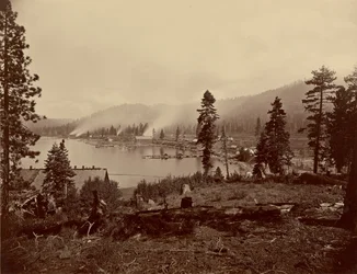 Ansicht von Gleenbrook Bay, Lake Tahoe, mit Sägewerken, Wellenbrecher und Dampfern der Carson und Tahoe Lumber and Flume Co., sowie dem See-Ende der Lake Tahoe, N.G.R.R.