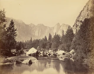 Blick auf die Merced - Kathedralenfelsen in der Ferne