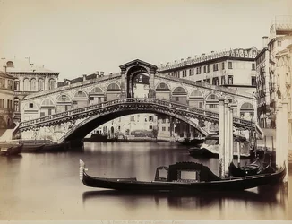 Blick auf den Canal Grande mit der Ponte di Rialto in Venedig