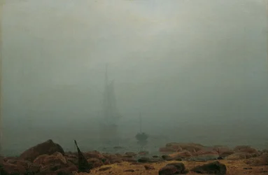 Meeresstrand im Nebel