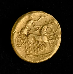 Keltische Kunst: Statere der Sequani, Goldmünze - Darstellung eines Mannes, der einen Wagen fährt (?), 3.-2. Jahrhundert v. Chr. - Paris, B.N. - Keltische Kunst: Mann, der einen Streitwagen fährt - Goldmünze, Statere der Sequani, 3.-2. Jahrhundert v. Chr. 