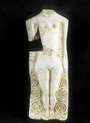 Frau mit drei Brüsten. Statuette des keltischen Töpfers „Rextuguenos“, signiert und mit Rouelles (einziger bekannter armorikanischer Töpfer), für Laraire (Gebetsplatz in einer römischen Villa)