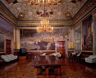 Die Sala Maccari, reich mit vergoldetem Stuck und Szenen aus der römischen Geschichte geschmückt, Detail einer Tafel mit der Darstellung eines römischen Senats, 1882-88, Foto