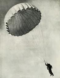 Flieger mit einem Fallschirm während des Zweiten Weltkriegs, 1941.
