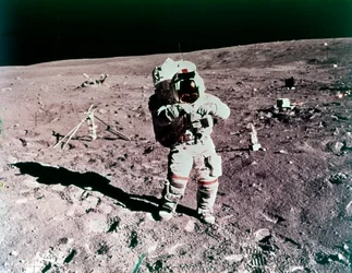 Astronaut John Young auf der Mondoberfläche, Apollo 16 Mission, April 1972