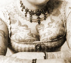 Nahaufnahme von Annie Howards Brust, ca. 1898 (Kabinettsfoto)