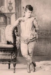 Porträt von Nora Hilderbrandt, der tätowierten Frau, ca. 1896
