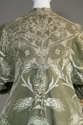 Bertha Palmers Abendmantel, ca. 1902 (Detail). Seidensatin mit geschnittenem Samt im Weizenmuster, Metallfaden-Spitze, Seiden-Metall-Quasten. Worth, Paris.
