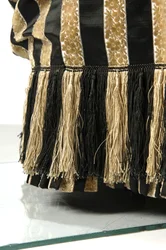 Abendkleid, ca. 1884 (Detailansicht des Saums). Seidensatin und geschnittener Samt, Spitze, Seidenfadenquasten und Fransen. Charles Frederick Worth, Frankreich.