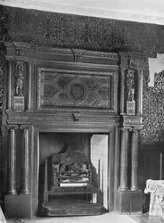 Ein Kamin von 1953: Alte handgemachte Flocktapete