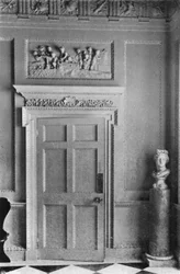 Ein Türrahmen in der Halle