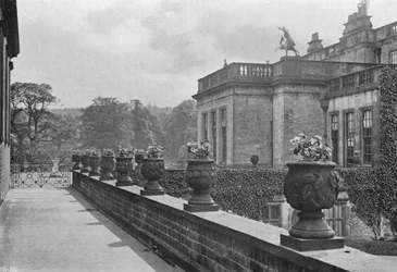 Geschnitzte Steinvase, Ostterrasse