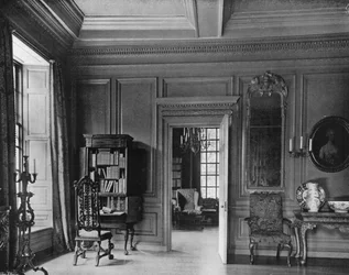 Tür im Wohnzimmer, die zur Restaurationskammer führt