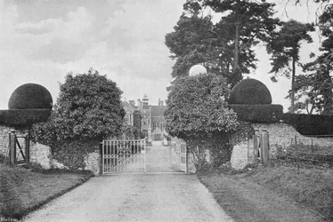 Eintreten von Osten durch ein niedriges Tor