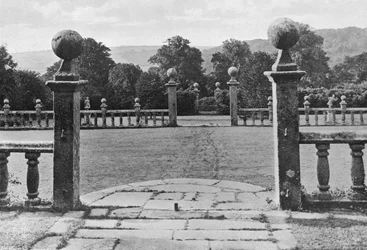 Fußspuren auf dem Rasen