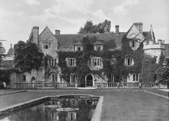 Vorderseite im grünen Hof