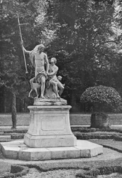 Bleiarbeit auf einem Steinsockel