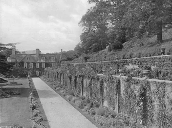 Llangedwyn von Osten