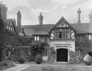 Nordfront: Im Innenhof