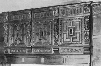 Über dem Kamin, braunes Zimmer