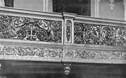 Die geschnitzte Galerie der Treppe