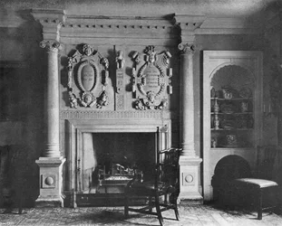 Der Kamin im Speisezimmer