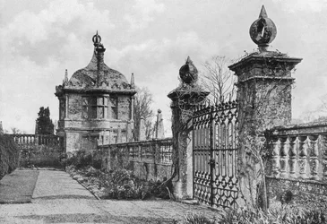 Das Ostgartenhaus und die Vorhof-Tore