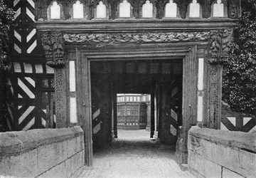 Der Eingang von der Brücke