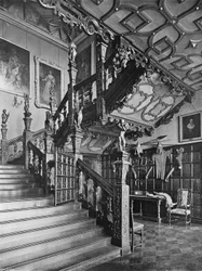 Der Fuß der großen Treppe