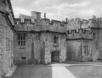 Die Hallenveranda im Hof