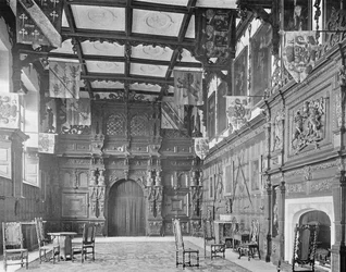 Die Halle und ihr Eichenbildschirm