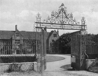 Das Haus und der Vorhof