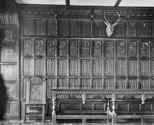 Die Leinenmuster-Verkleidung des Speisezimmers