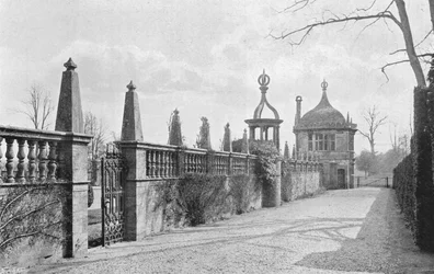 Der Südweg außerhalb des Vorhofs